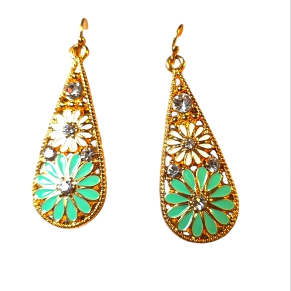 Jewelry - Beautiful Gold Tone Costume Jewelry Dangle Earrings Size 1.6"